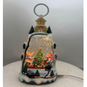 Ilumina tus espacios con esta lámpara decorativa navideña con luz LED, diseñada con una atractiva escena festiva en su interior. Su presentación combina elementos clásicos de Navidad como árbol, regalos y personajes decorativos